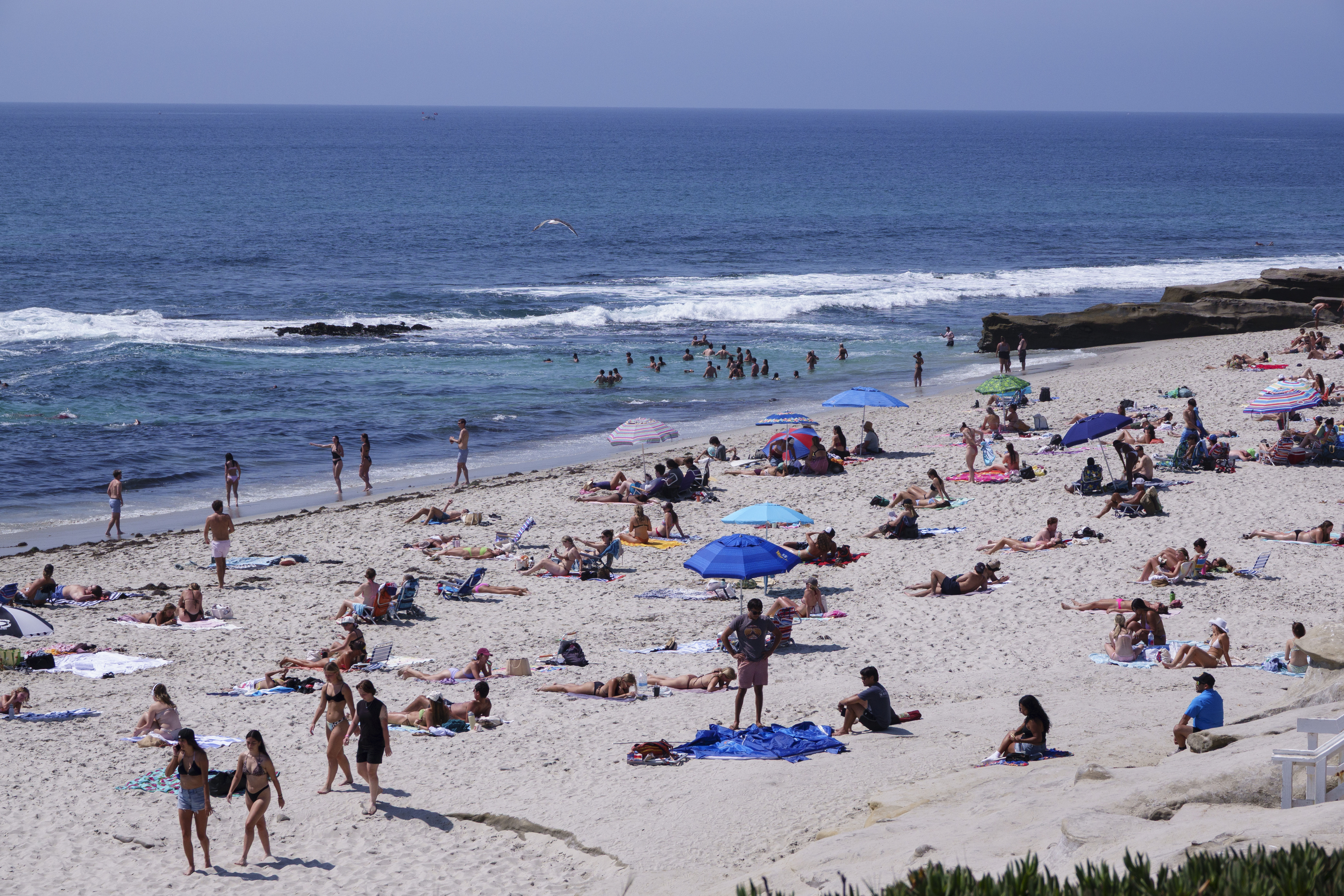 Scandal într-o stațiune de nudiști celebră din California. Proprietarul i-a forțat să se îmbrace și a ajuns la tribunal