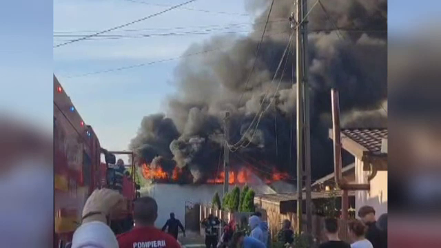 Incendiu la o fabrică de colectare a uleiului din Galați. Explozia, evitată la timp