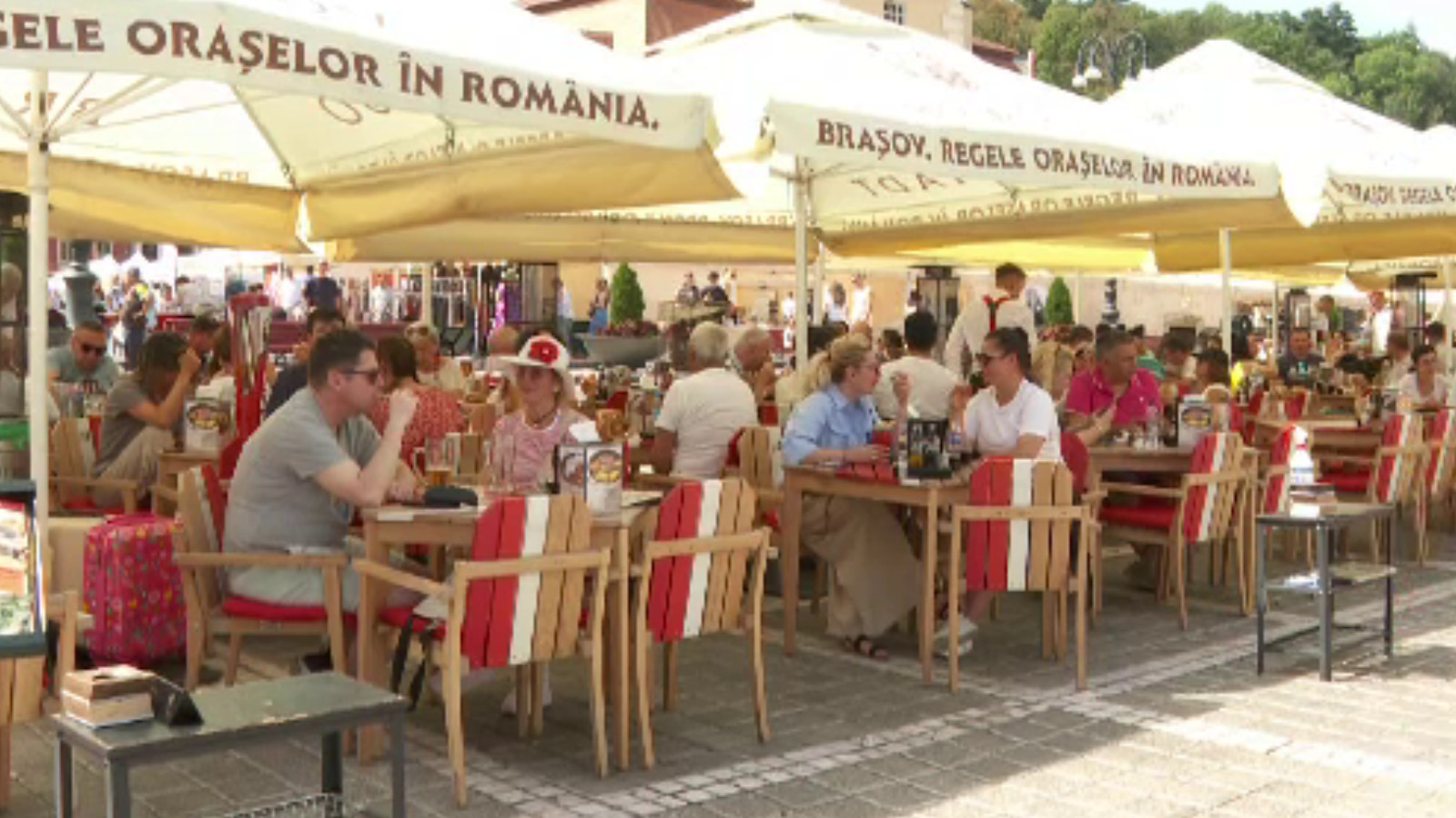 Românii își prelungesc vacanța la mare și la munte. Primul weekend din septembrie aduce plaje pline și terase aglomerate