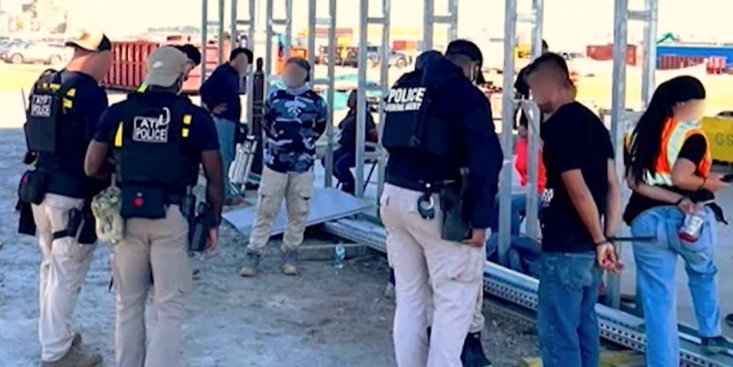 Raid la una dintre cele mai mari fabrici Hyundai din Statele Unite. Sute de persoane care lucrau ilegal, arestate