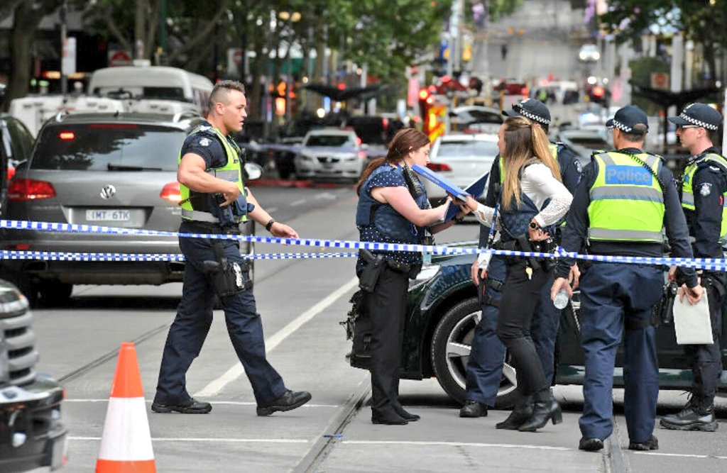 Teroare în Australia: Doi minori, de 12 și 15 ani, măcelăriți cu macete de indivizi mascați