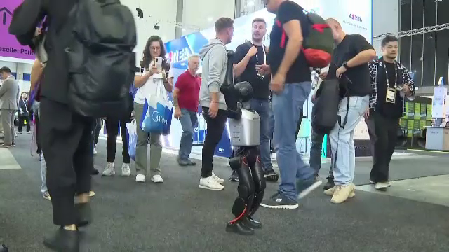 Roboți care gătesc, spală sau fac curat, prezentați la târgul de tehnologie din Berlin. AI-ul, vedeta evenimentului