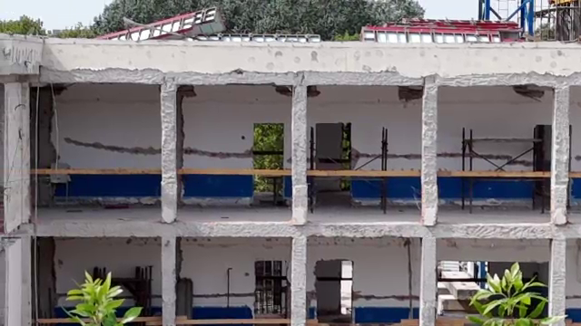 Cea mai mare școală din țară începe anul cu directori demisionari și clase mutate în containere. Părinte: Suntem puși la zid