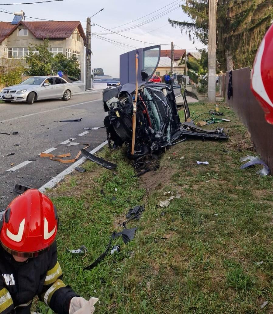 Doi tineri au murit după ce s-au izbit frontal într-o curbă, în Argeș. O fată de 21 de ani a ajuns la spital