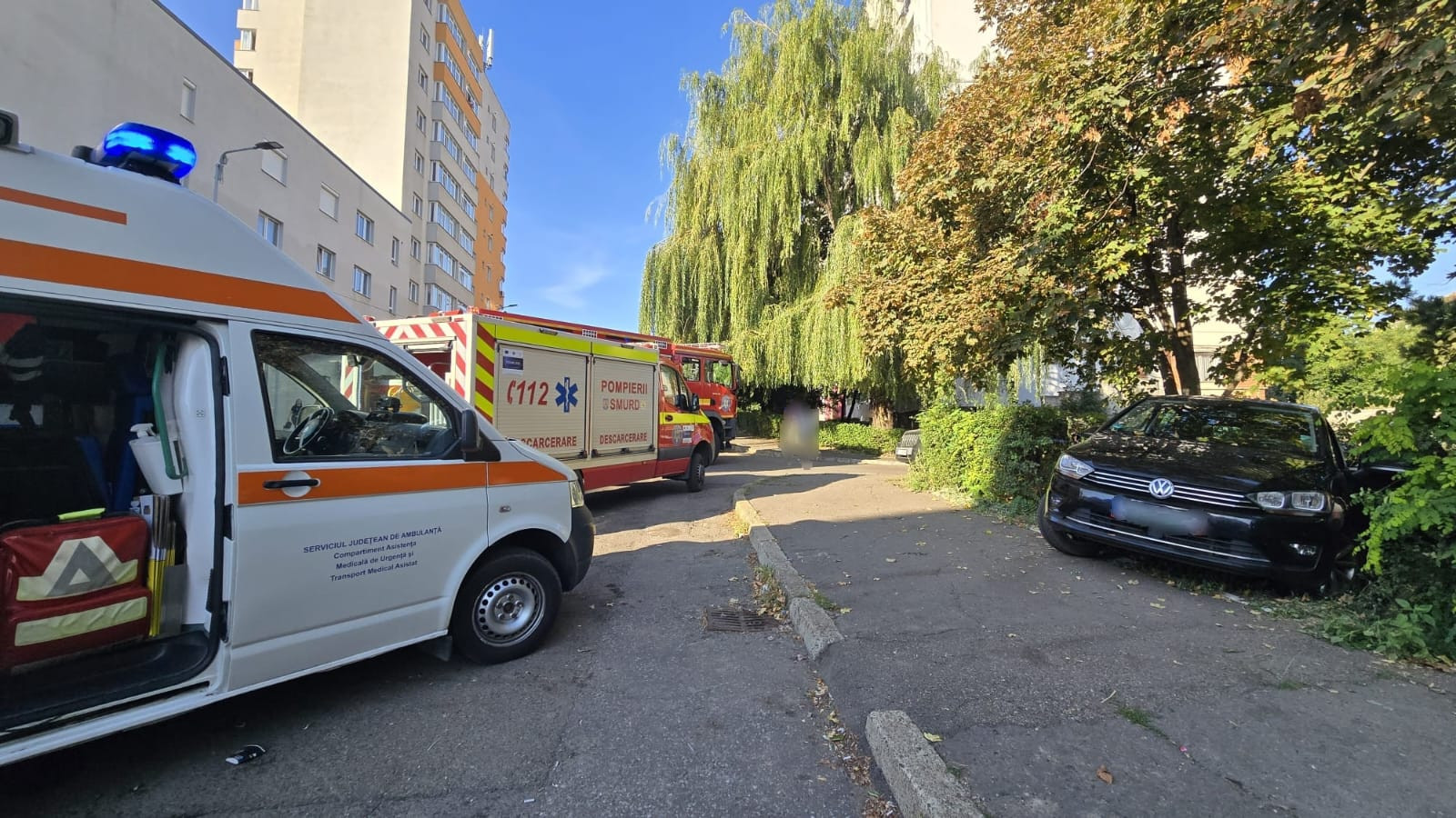 Accident grav în Suceava. O familie cu doi copii a fost lovită pe trotuar de un șofer care ieșea cu mașina din parcare