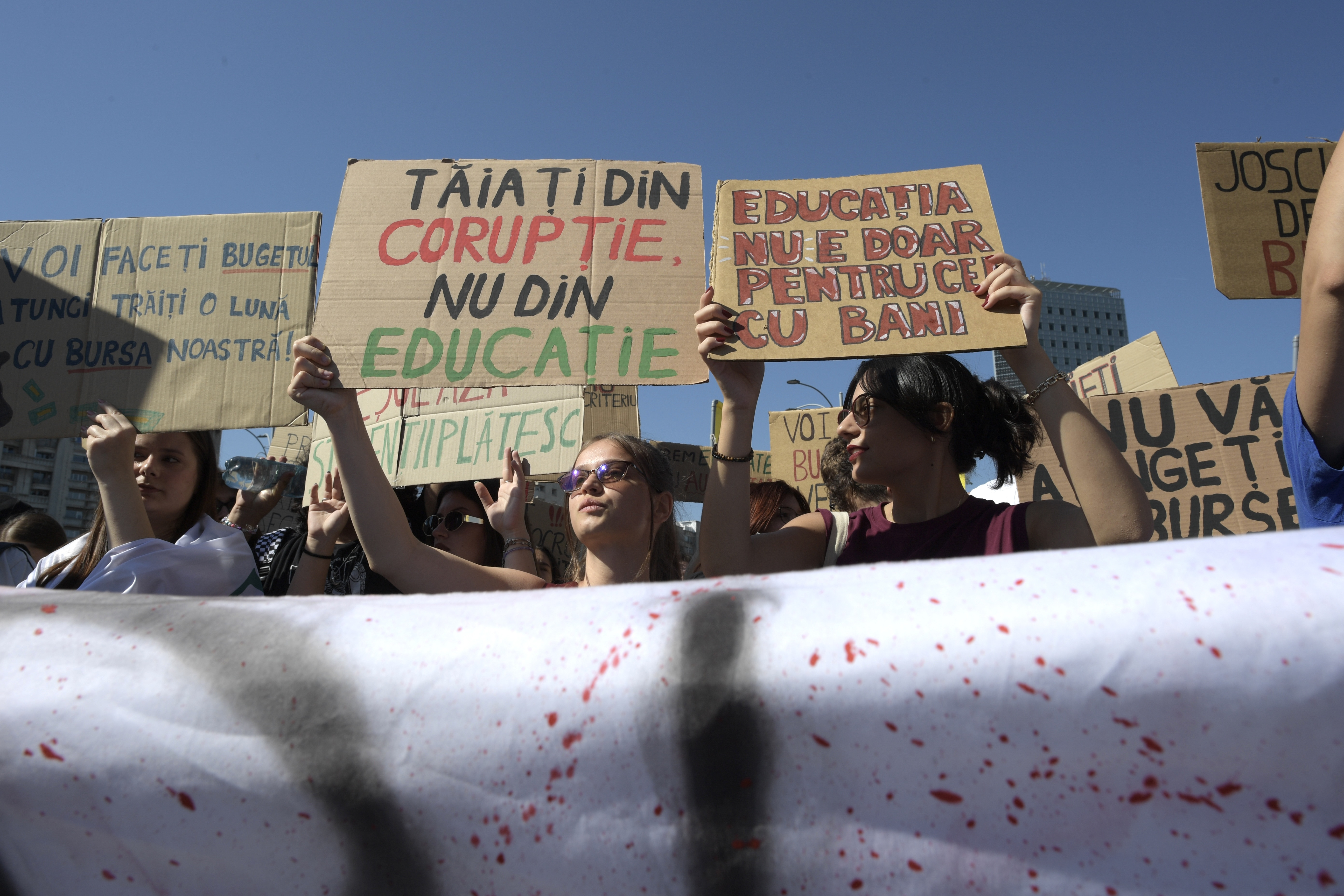 Protest al profesorilor la Palatul Cotroceni. La acţiune se alătură şi studenţii