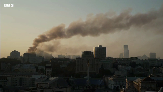 Rușii care spun că nu vizează civili au lovit sediul guvernului ucrainean. Trump își pierde răbdarea, SUA trec de partea UE