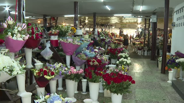 „În alți ani se călcau în picioare”. Prima zi de școală, un mare eșec pentru comercianții de flori