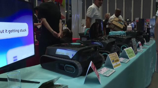 Târgul de la Berlin atrage privirile. Printre gadgeturi se numără ochelarii care traduc și toaleta inteligenta pentru pisici