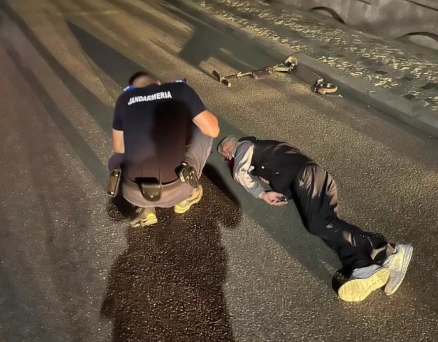 Un bărbat a căzut de pe trotineta electrică în stațiunea Sinaia. Era sub influența alcoolului