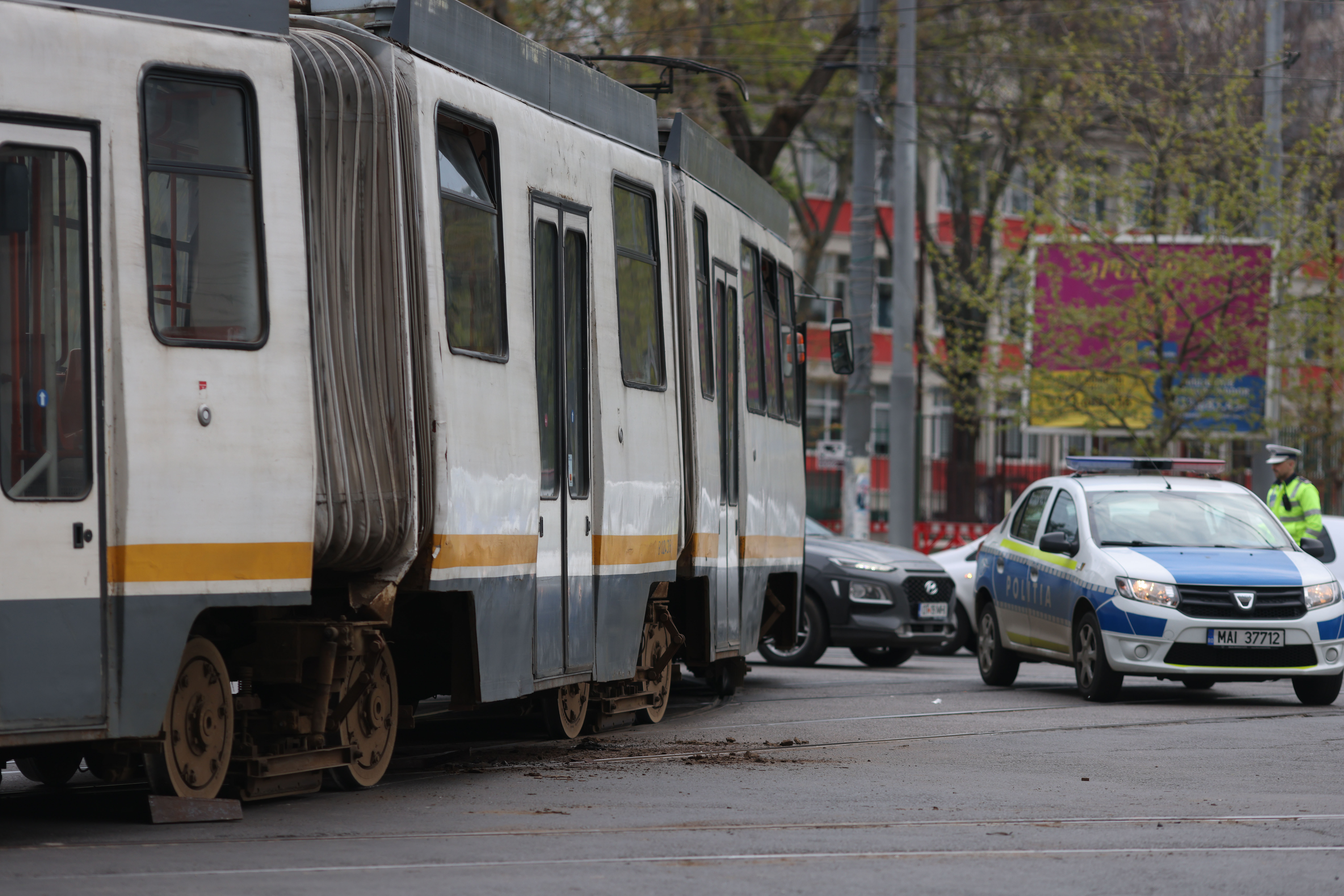 Un tramvai a deraiat în București, după ce a lovit o trotinetă lăsată pe șine