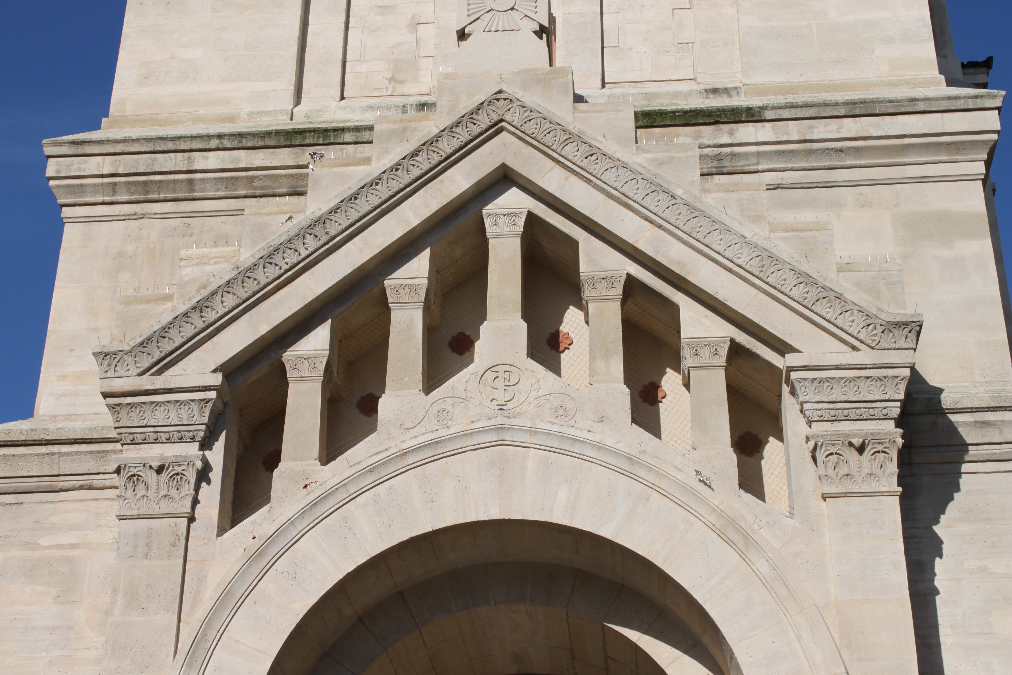 Mai multe capete de porc au fost descoperite în fața unor moschei din Paris. Pe unul dintre ele scria „Macron”