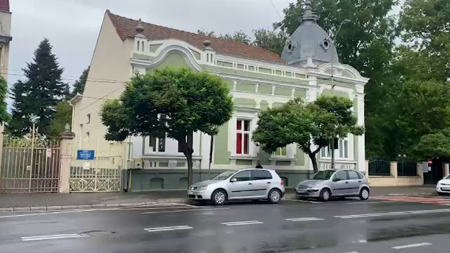 Copii de grădiniță îmbrăcați în uniforme asemănătoare cu cele din comunism, în Satu Mare, în prima zi a anului școlar