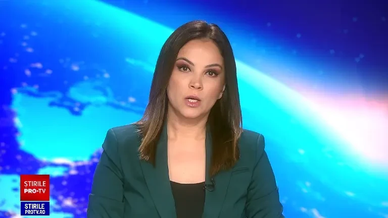 Copii de grădiniță îmbrăcați în uniforme asemănătoare cu cele din comunism, în Satu Mare, în prima zi a anului școlar