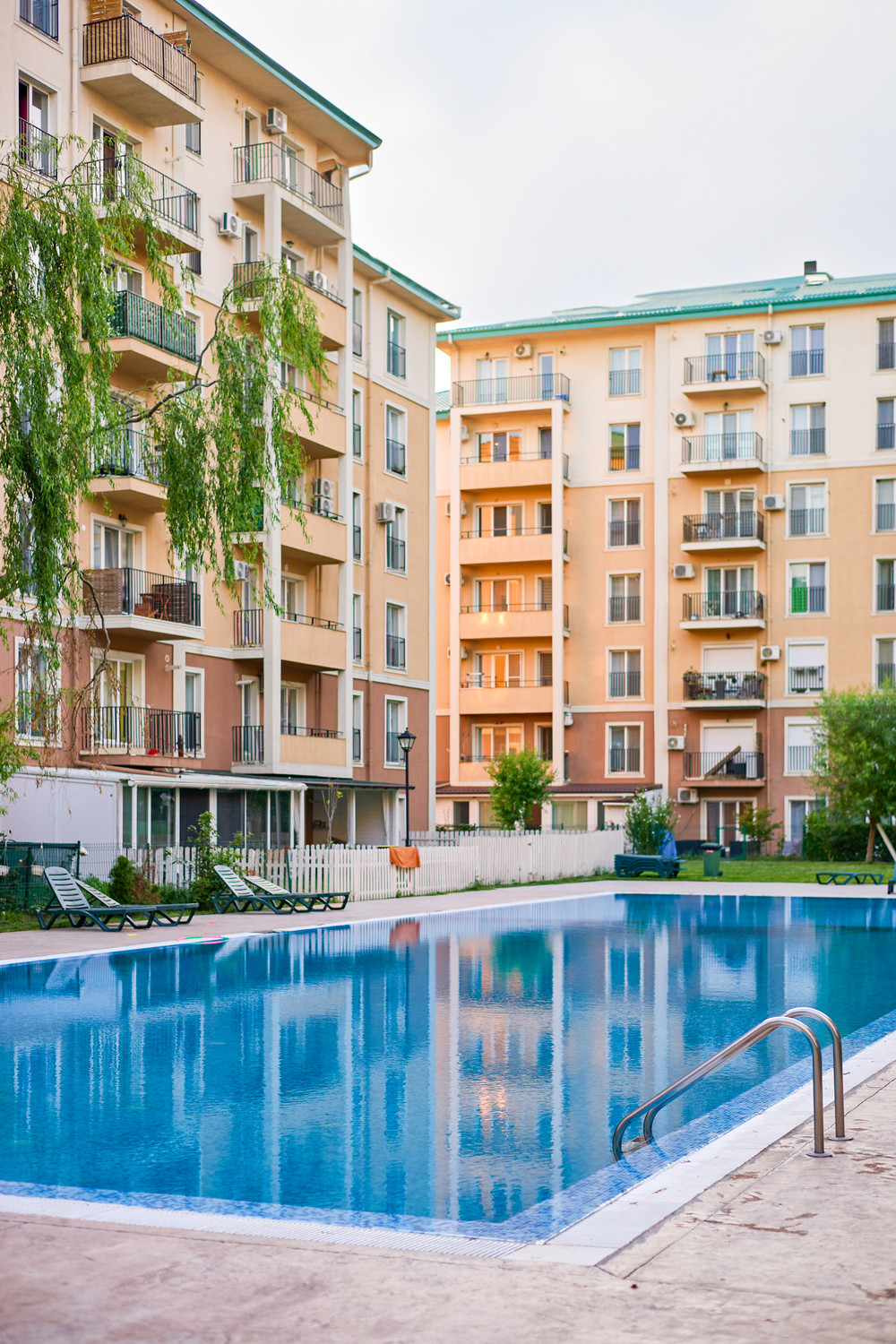 (P) În Cosmopolis, ”începe școala” înseamnă 5 minute distanță de acasă. Cartierul în care educația și viața merg mână în mână