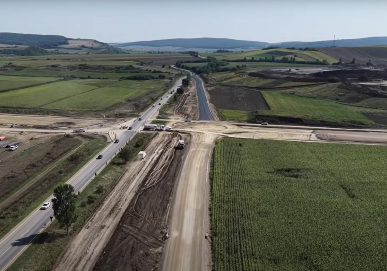 A8, autostrada promisă de aproape 20 de ani: ce loturi merg înainte și unde se blochează