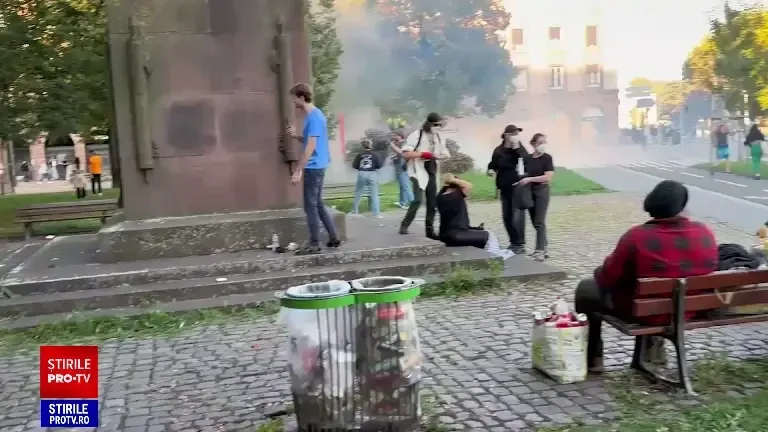 Franța dă în clocot. După ce s-au mobilizat pe rețele sociale, adepții mișcării „Blocăm tot” au ieșit cu zecile de mii în stradă