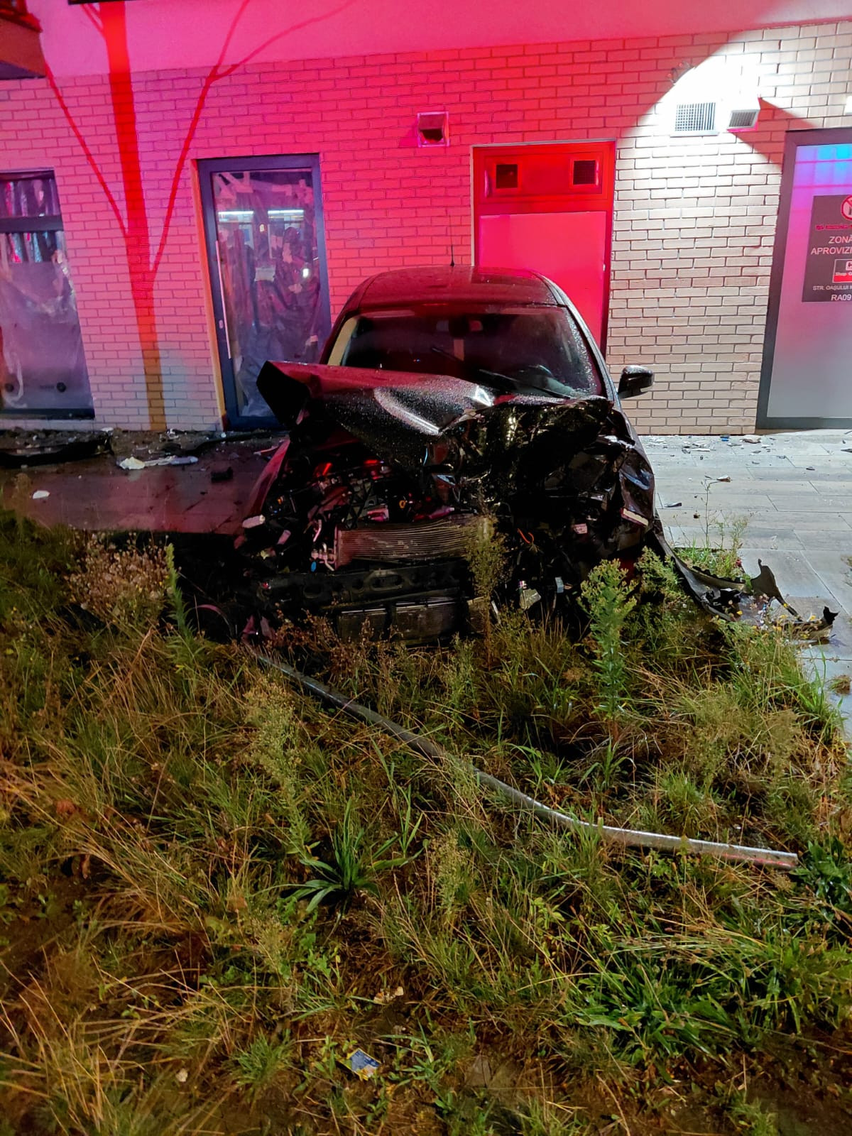 Un TIR a lovit un bloc, în Cluj-Napoca. A distrus două mașini și a doborât un stâlp