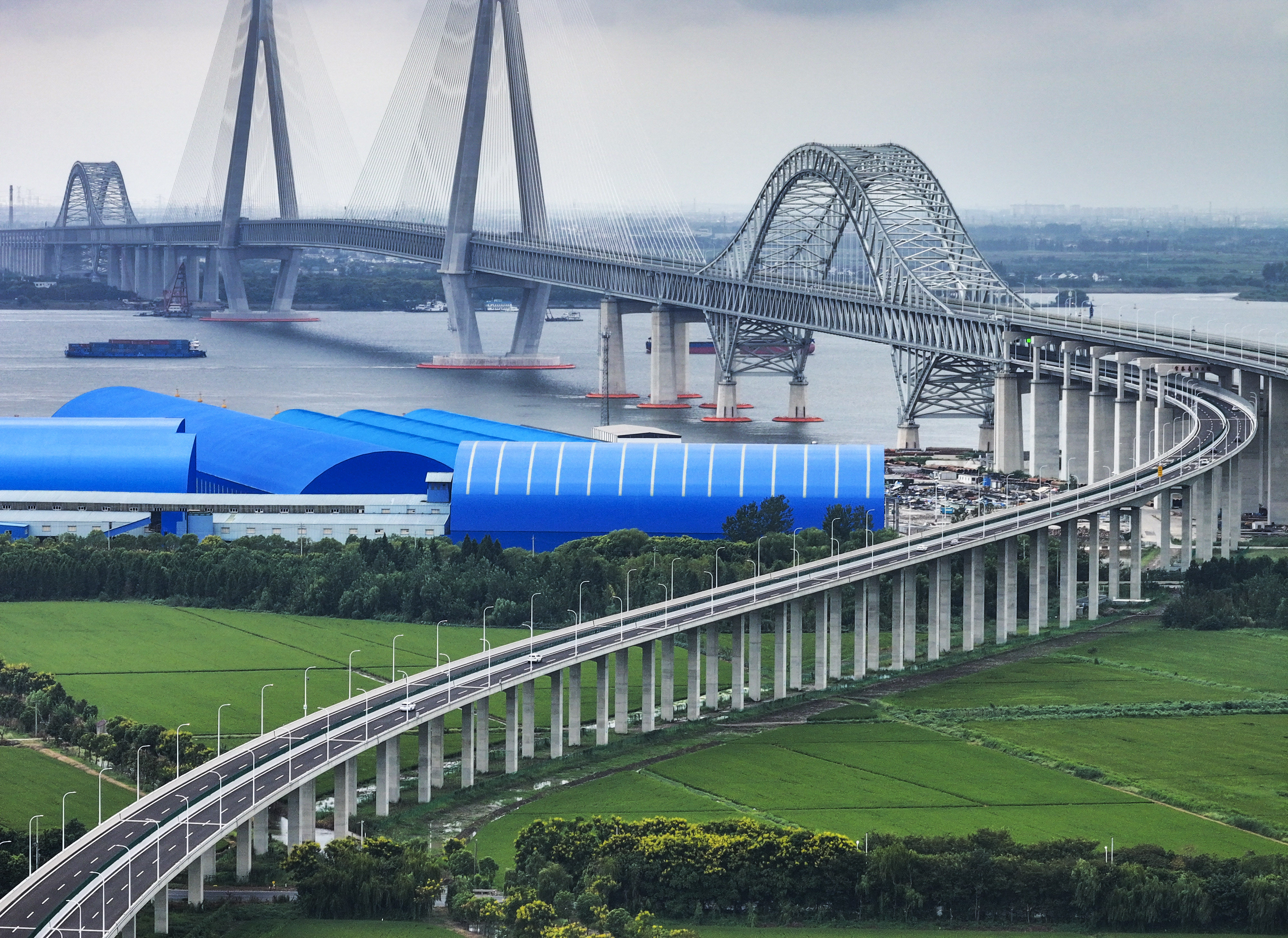 China a inaugurat cel mai mare pod suspendat din lume, după un proiect inovator. Are cale ferată, autostradă și șosea | VIDEO