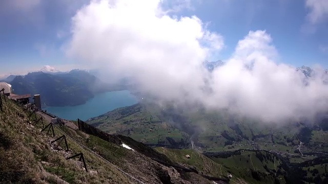 Ținutul Mom&acirc;rlanilor, loc de drumeție și gazde primitoare. Motivul pentru care &icirc;n spatele fiecărei case există mici cimitire