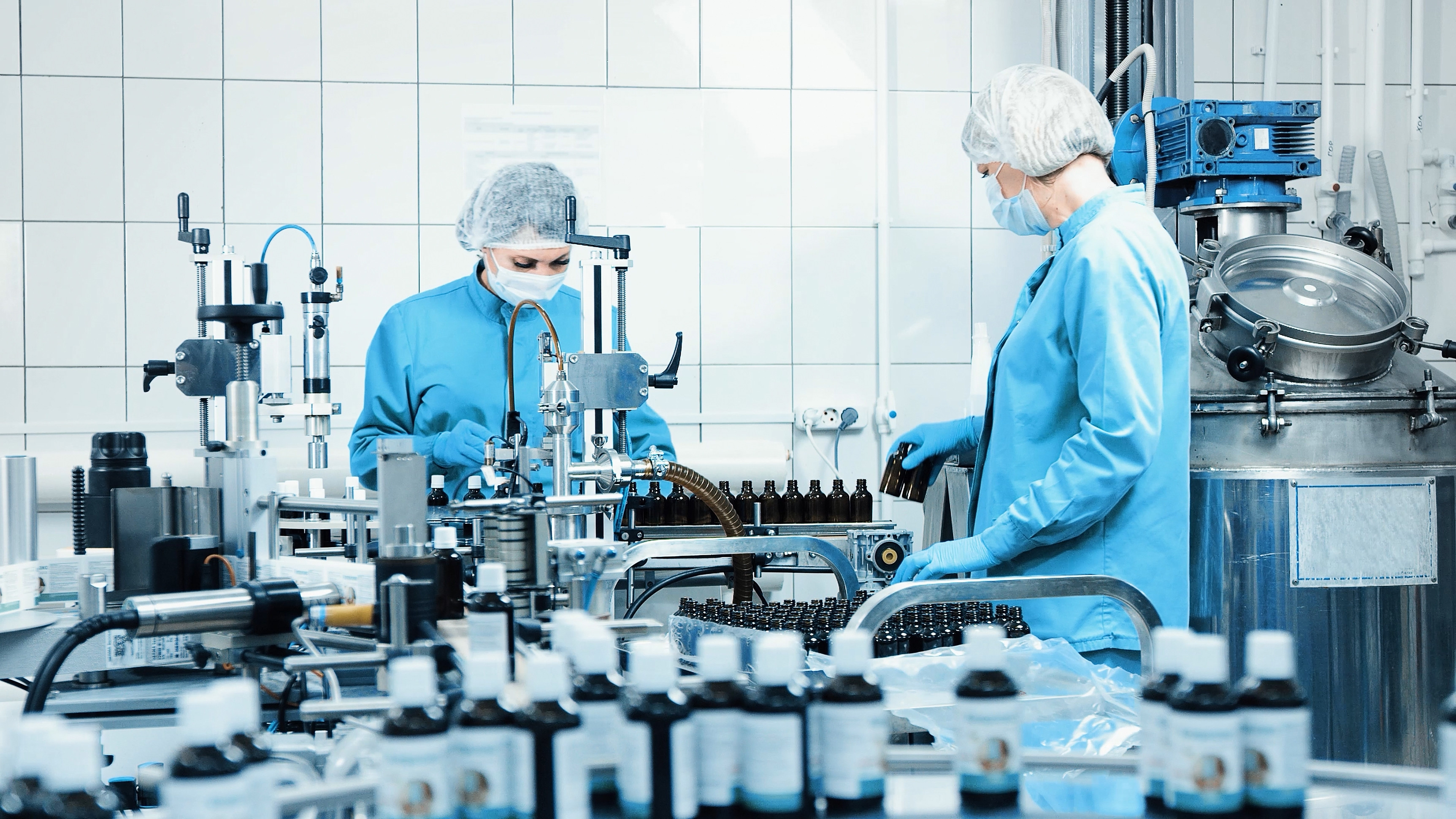 Tranzacție de miliarde de euro. Cel mai mare producător de medicamente din România își schimbă proprietarul