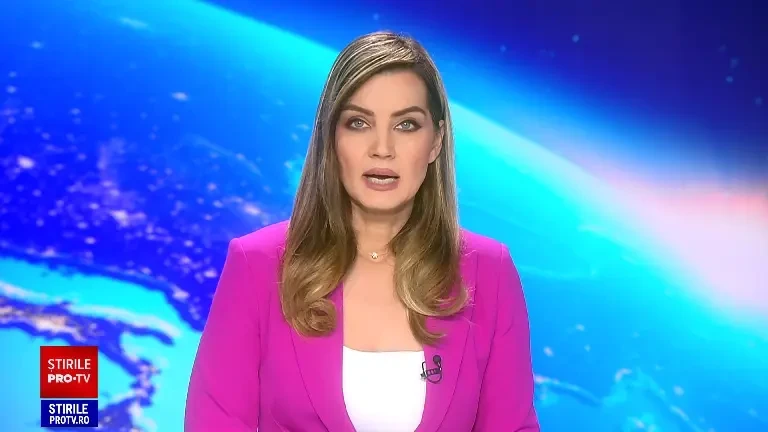 Un TIR a lovit un bloc, în Cluj-Napoca. A distrus două mașini și a doborât un stâlp