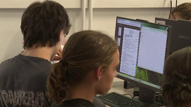 Șapte din zece români susțin digitalizarea în școli. Studiul arată că tehnologia poate transforma educația