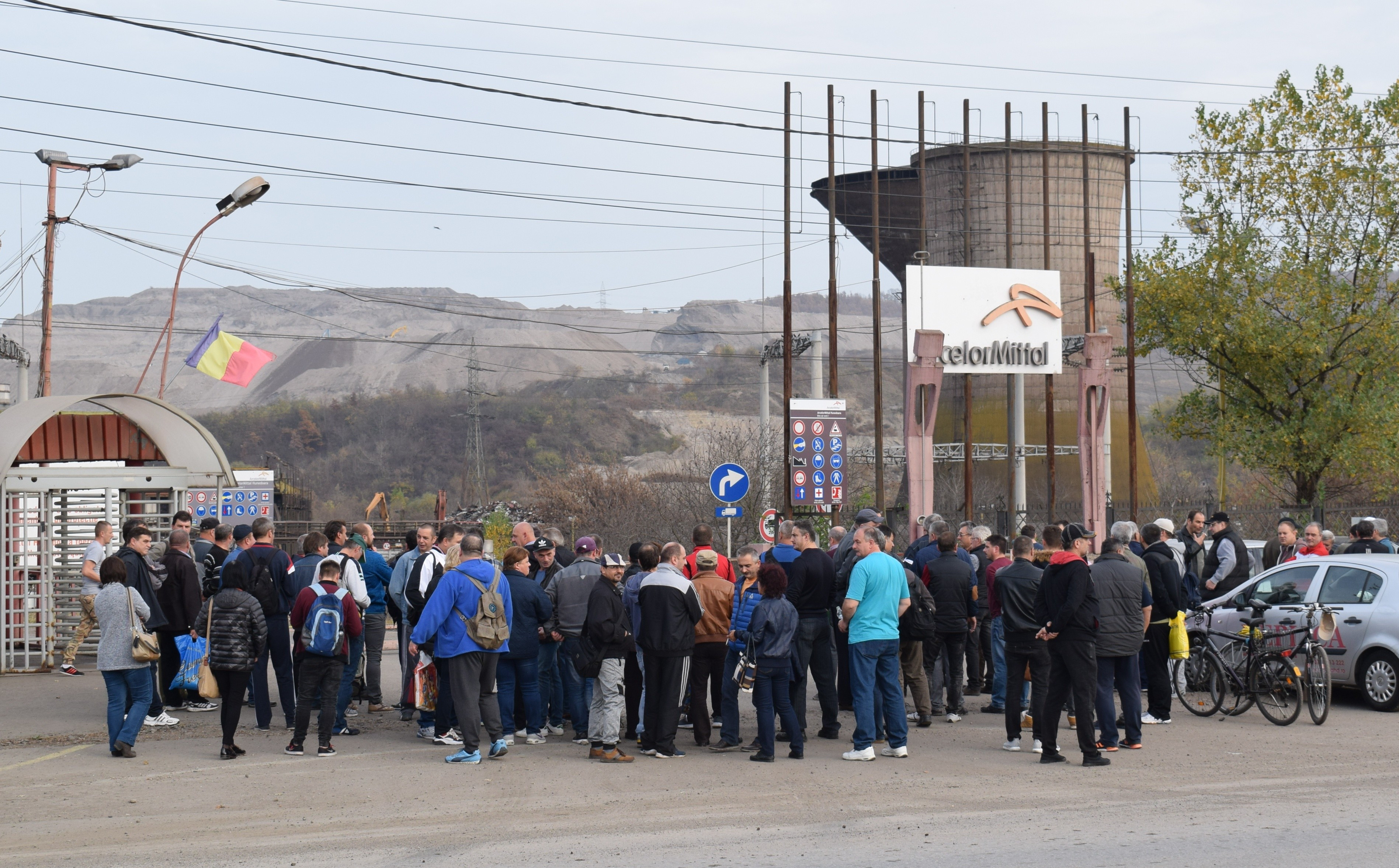 Combinatul din Hunedoara, pe care ArcelorMittal vrea să-l închidă, este dorit de turci. Patronul indian refuză negocierile