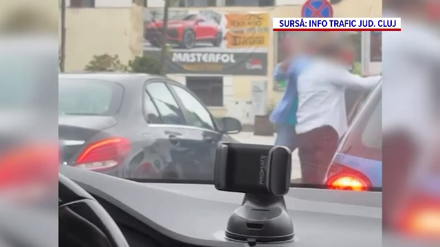 Doi tineri au blocat traficul în centrul Clujului după ce au început să se bată cu pumnii printre mașini