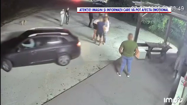 Un șofer beat și drogat a intrat cu mașina într-un grup de tineri, în Bistrița, apoi a fugit, în urma unui conflict. VIDEO