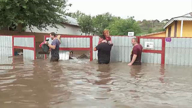 Cum au fost îngropate în promisiuni satele lovite de inundații din Covasna și Suceava. Statul nu are un cadastru al apelor