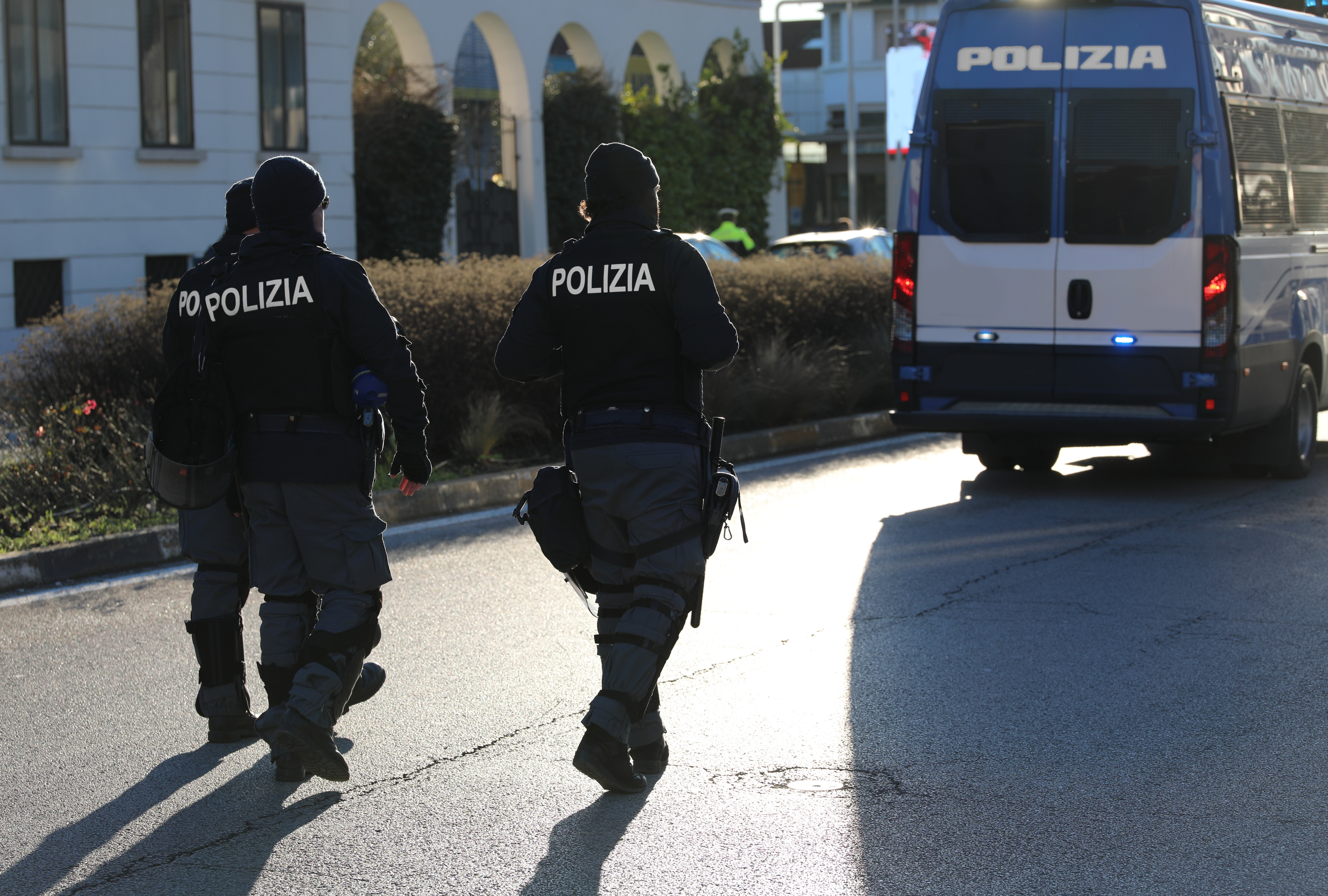 Sute de tineri arestați și peste 1.000 anchetați, într-o uriașă operațiune în Italia. Erau monitorizați pe TikTok și Facebook