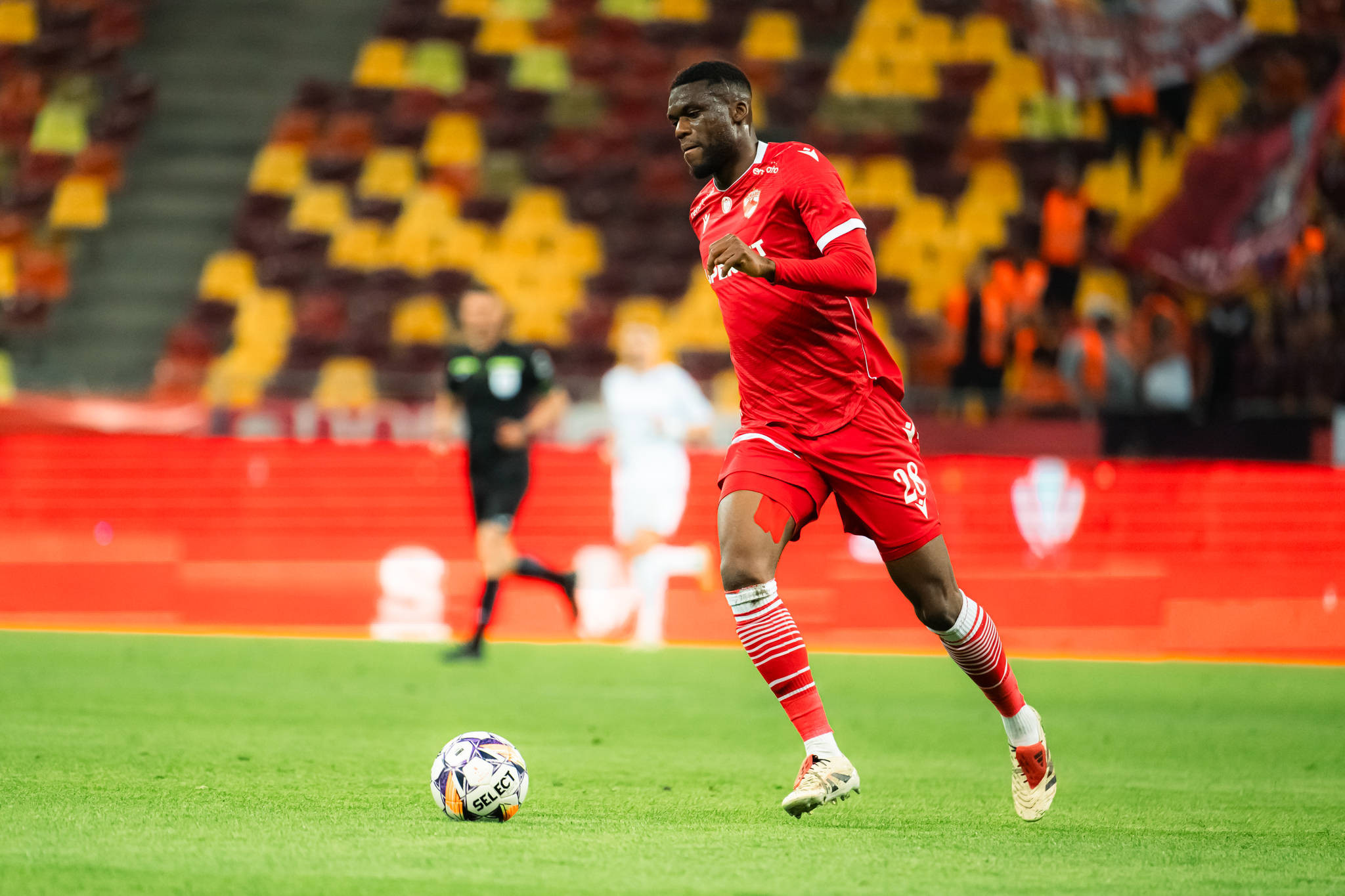 Accidentare îngrozitoare în campionatul Belgiei pentru fostul dinamovist Josue Homawoo, după doar 10 secunde de joc