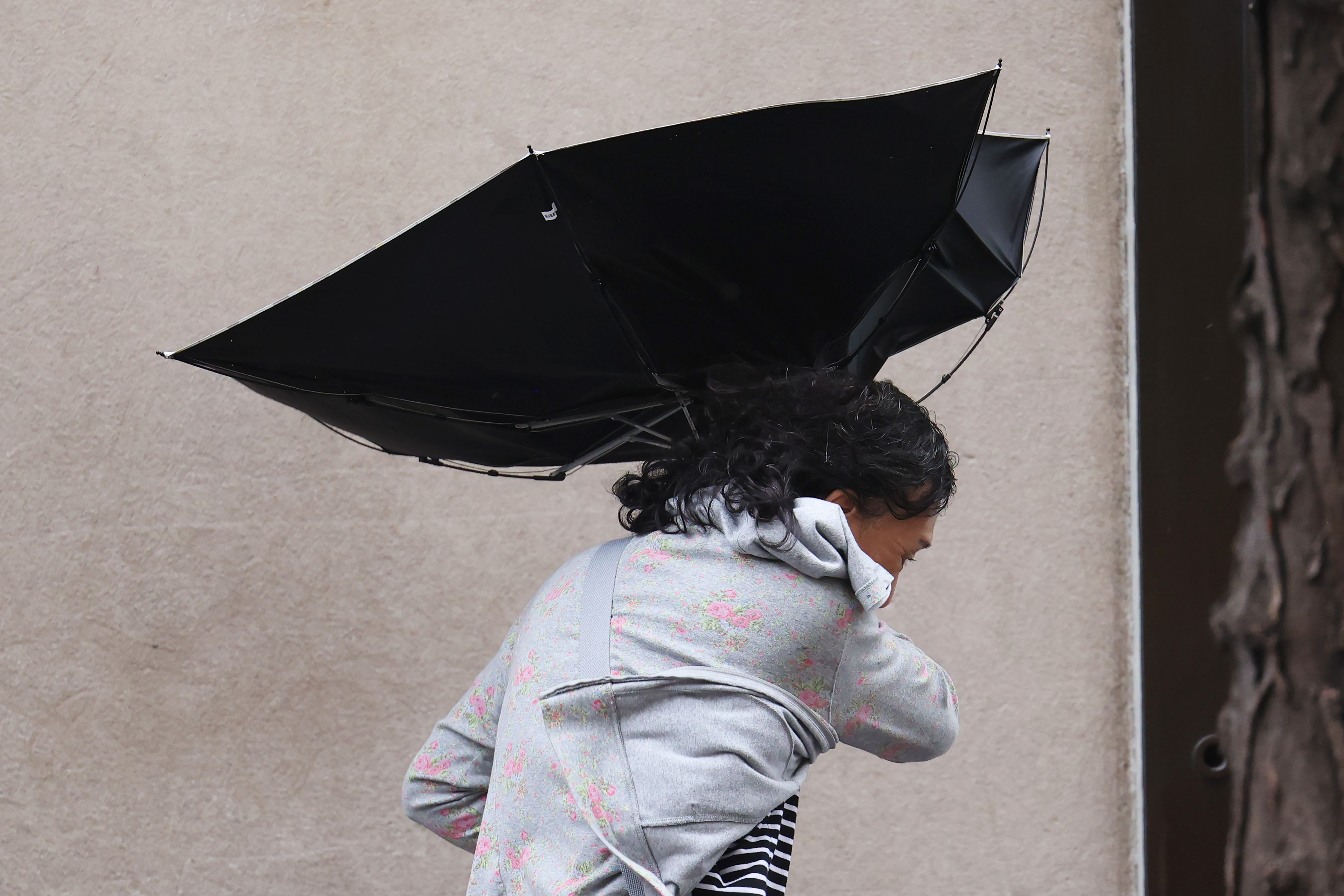 Cod galben de vânt puternic în zone din 16 județe. Rafalele pot ajunge până la 65 km/h