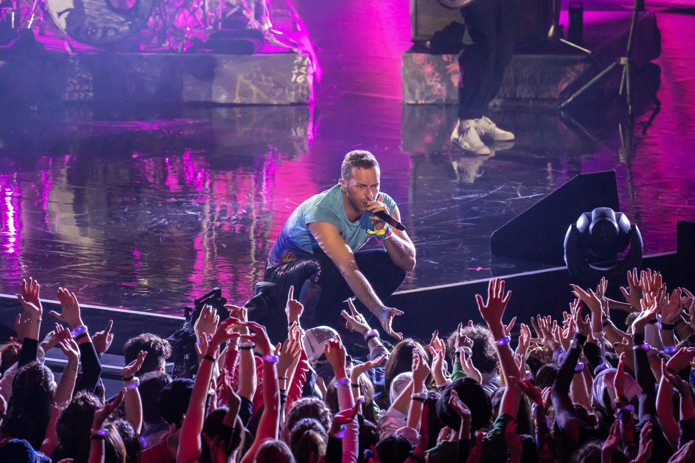 Solistul Coldplay a îndemnat publicul să „trimită iubire” familiei lui Charlie Kirk în timpul unui concert la Londra. VIDEO