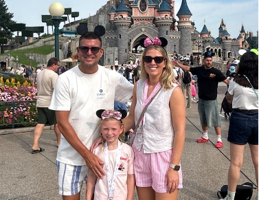 Un cuplu economisește mii de dolari pe lună călătorind prin lume cu fiica lor. „A fost cea mai bună decizie”