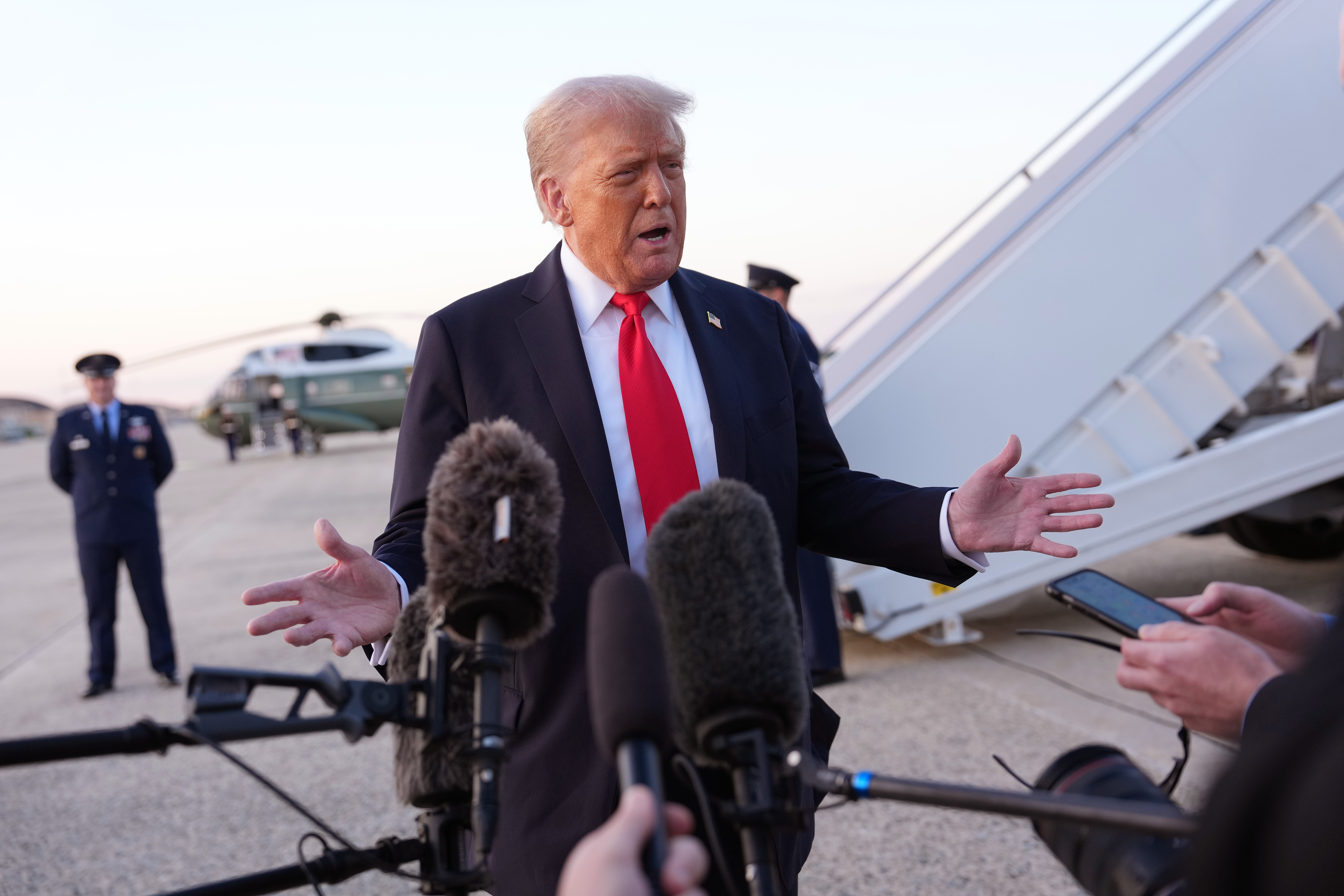 Reuters: Moartea lui Kirk l-a transformat pe Donald Trump într-un prezentator de reality show. ”Trebuie doar să-i batem măr”