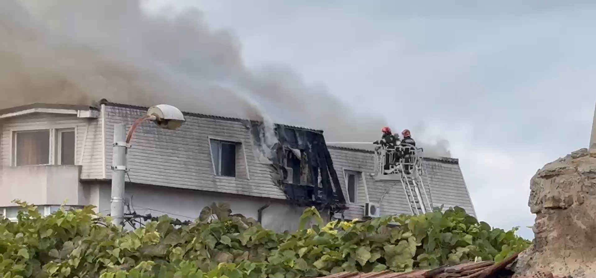 Un incendiu puternic a izbucnit la mansarda unui bloc din Constanța. Un bărbat a fost transportat de urgență la spital. VIDEO