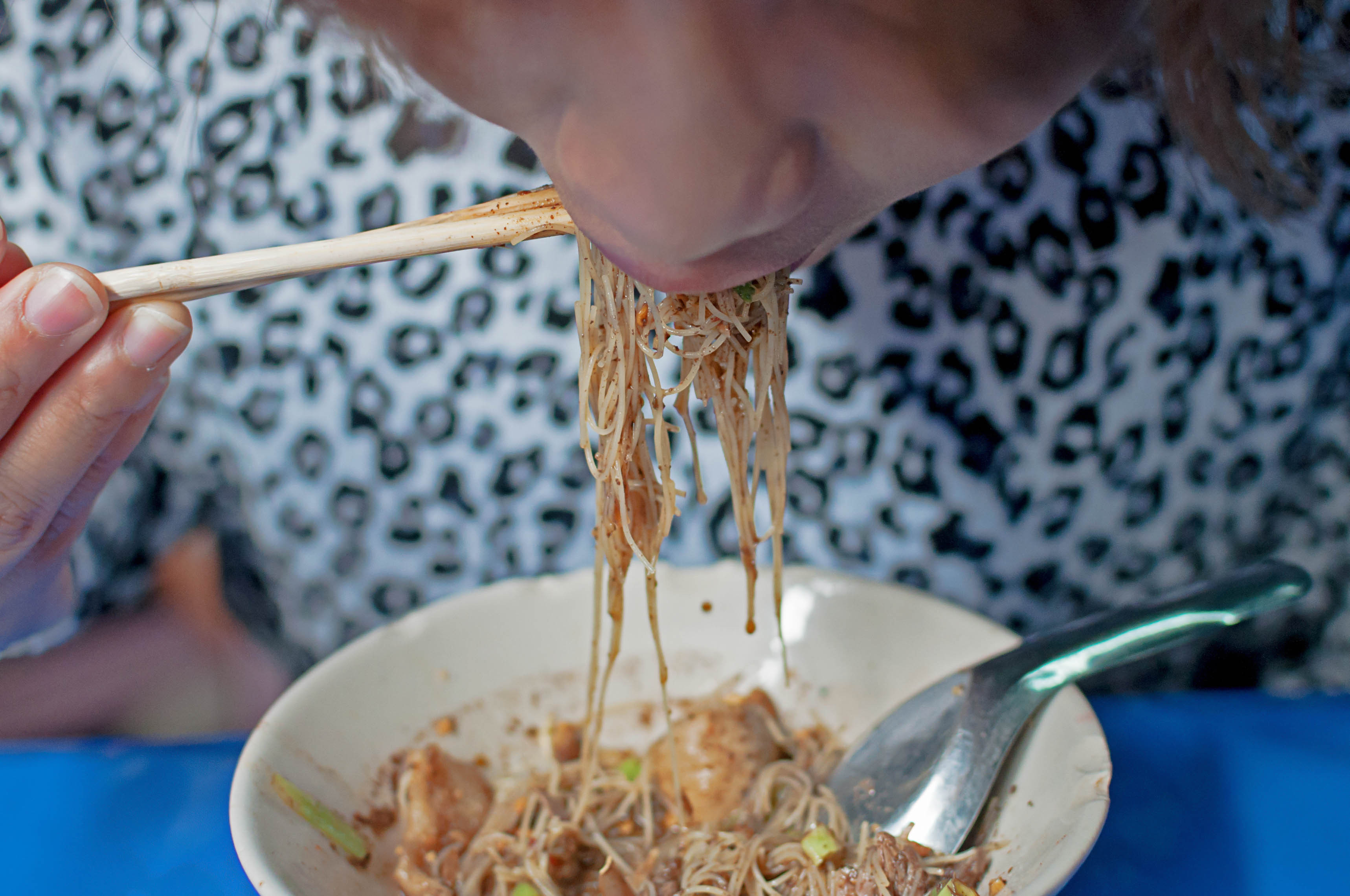 Rețeta succesului: Pui un preț absurd de mare, clienții năvălesc imediat. Un local din China vinde cu 300 $ un bol de tăiței