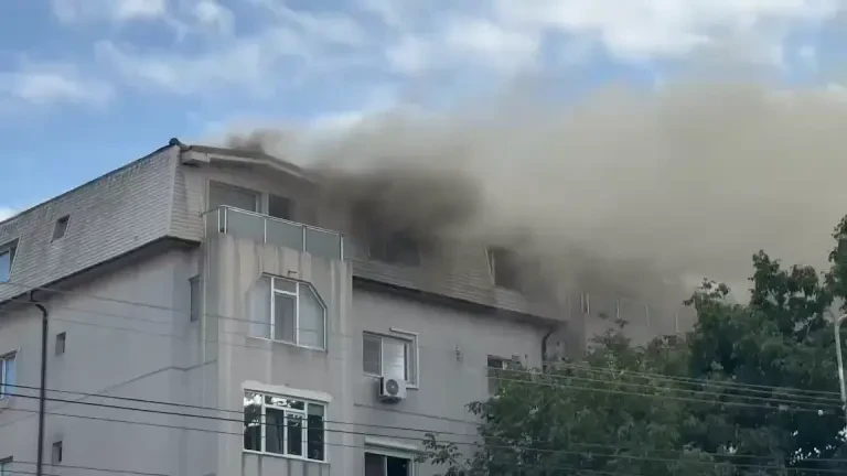 Un incendiu puternic a izbucnit la mansarda unui bloc din Constanța. Un bărbat a fost transportat de urgență la spital. VIDEO
