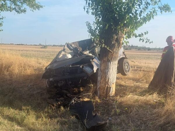 Un licean de 18 ani a murit în drum spre școală, după ce a intrat puternic cu mașina într-un copac, în Olt