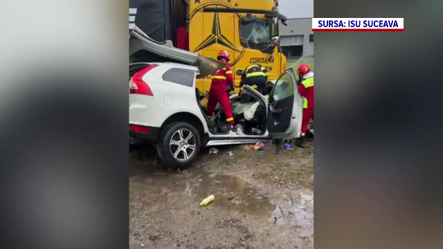 O femeie a murit, iar fiicele ei au fost rănite după ce mașina lor a fost lovită de un camion, în Suceava