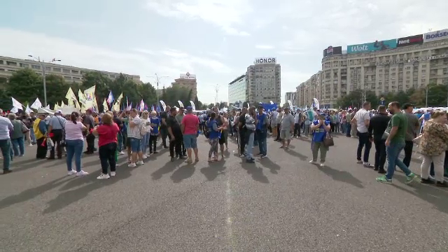 Sindicaliștii din administrația publică protestează iar în stradă, în București. Amenință cu greva generală