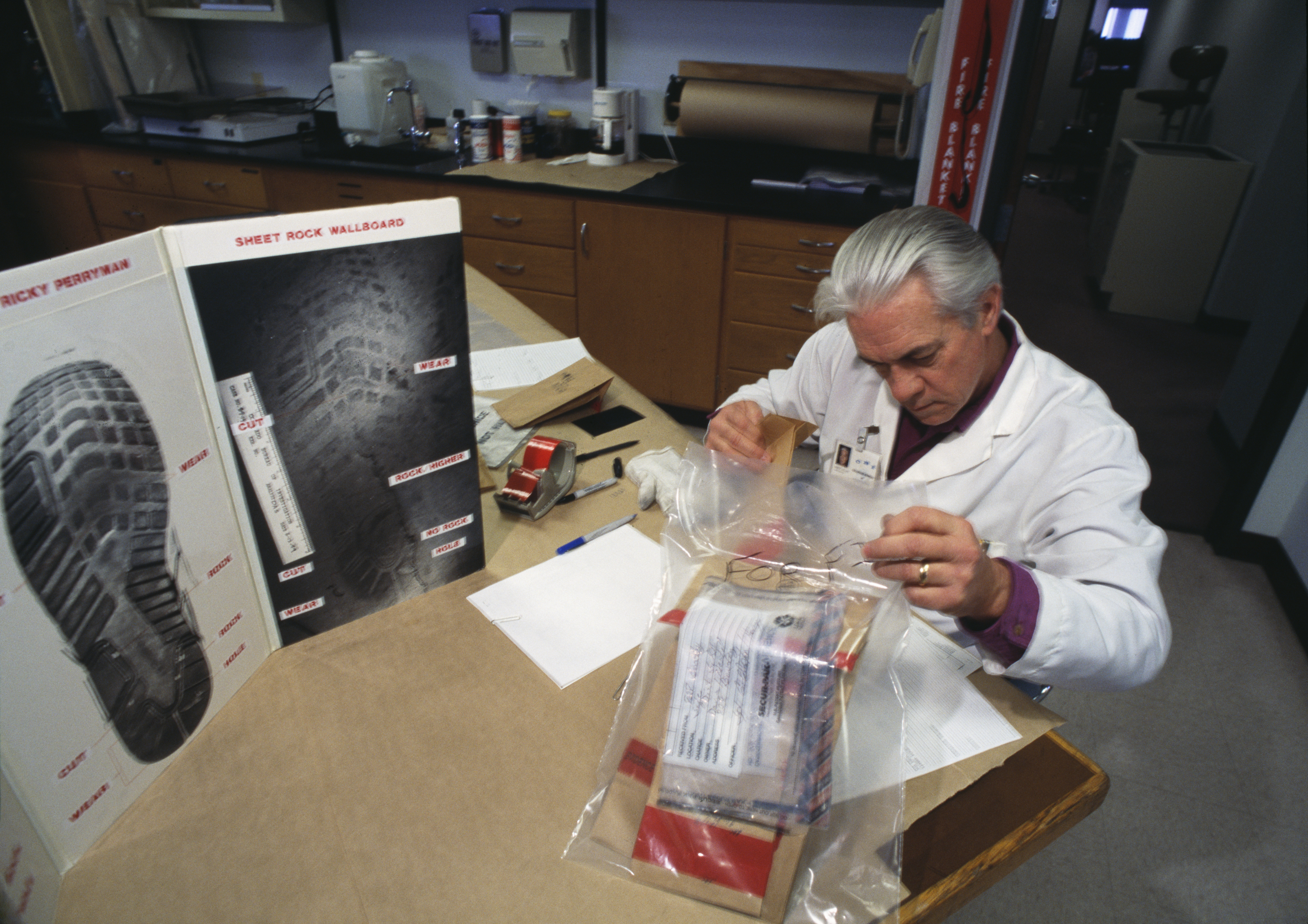 ADN-ul asasinului lui Charlie Kirk, găsit pe un prosop cu care a înfășurat arma. Mesajul descoperit de FBI