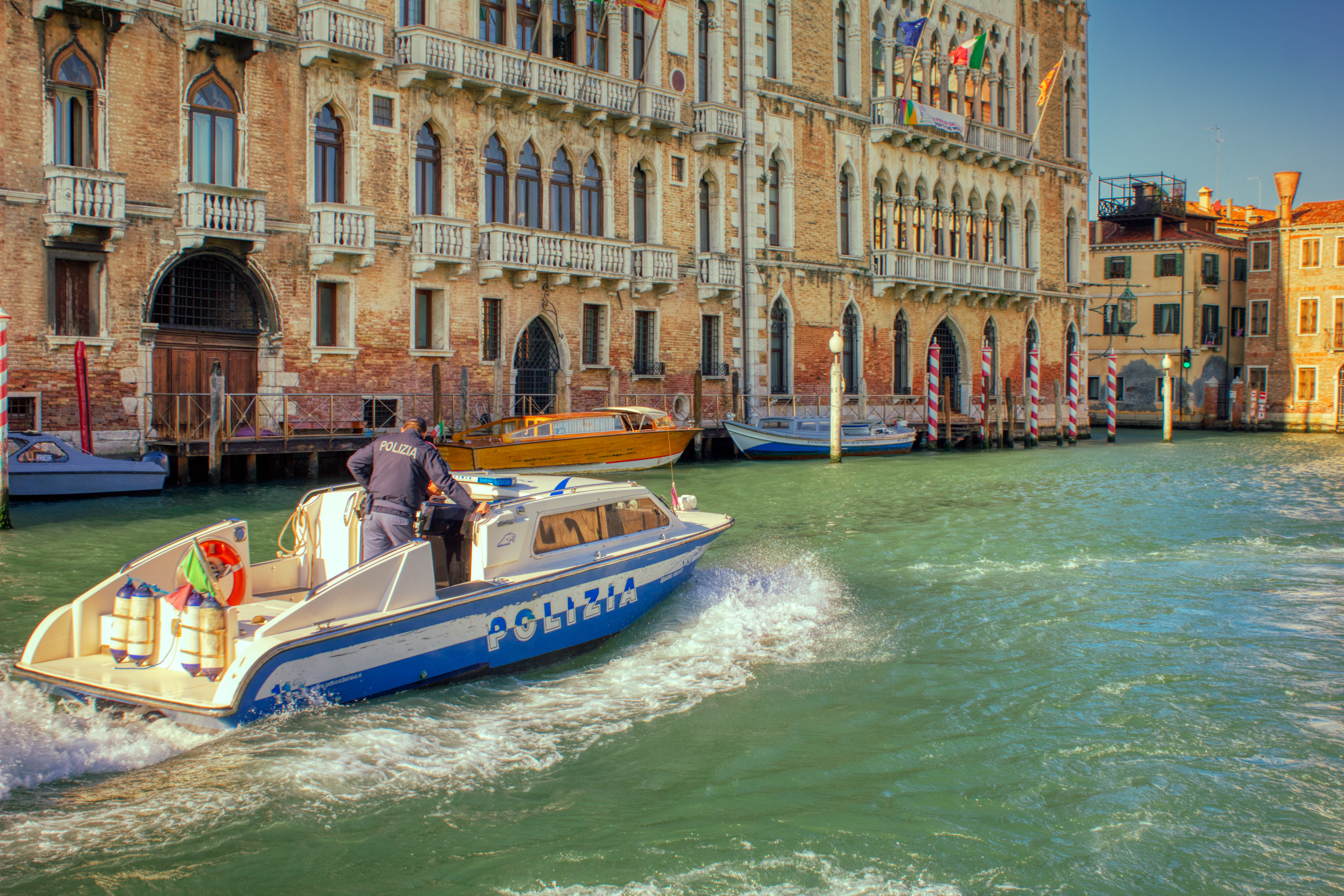 O româncă și un britanic au fost obligați să părăsească Veneția după ce au înotat în Canalul Mare