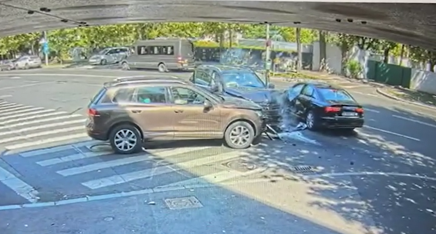 Momentul accidentului în care a fost implicat fiul lui Ilie Dumitrescu. O persoană a fost rănită | VIDEO