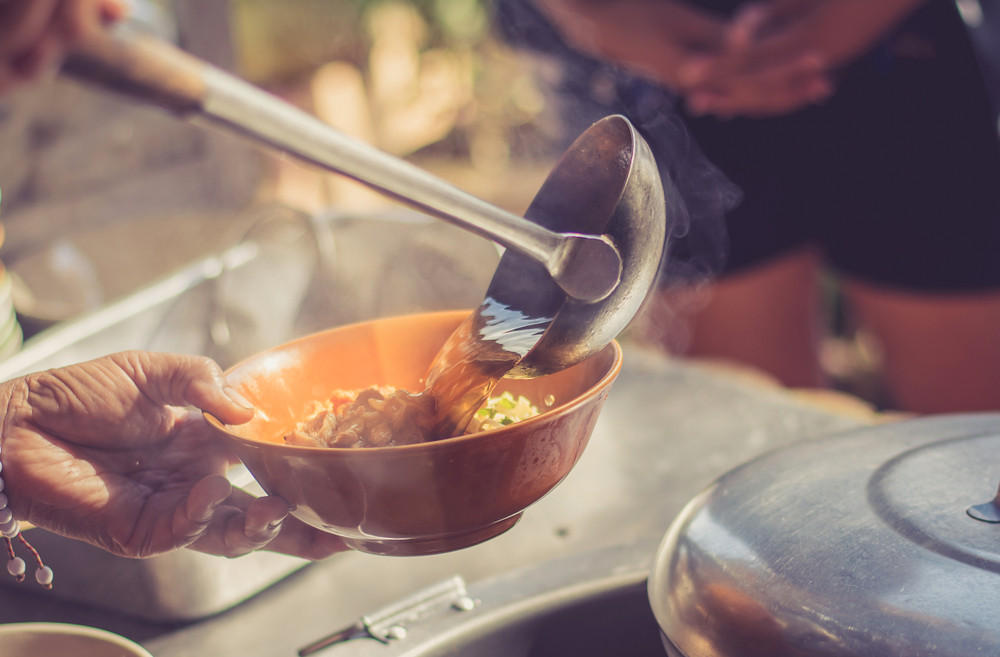 Doi adolescenți trebuie să plătească peste 300.000 de dolari după ce au urinat într-un vas cu supă la un restaurant din China