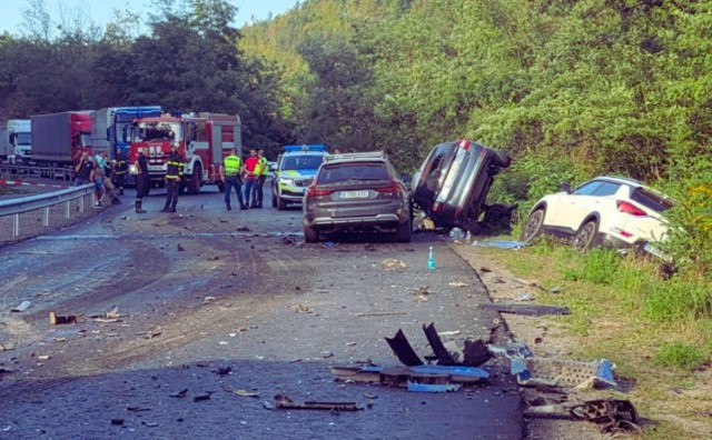 Doi români au murit în Bulgaria după ce trei mașini înmatriculate în România au fost spulberate de un camion