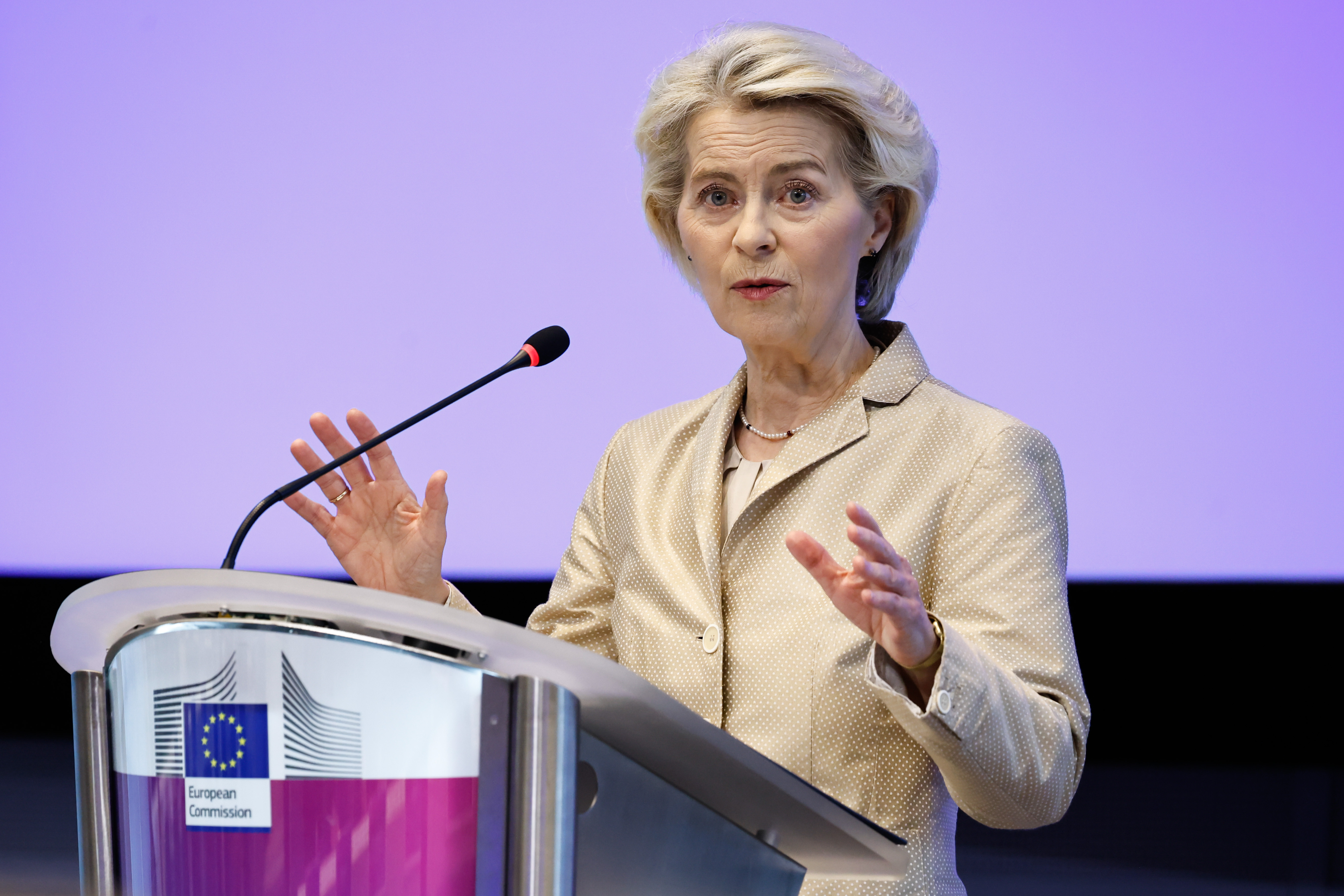 Comisia Europeană propune protecţia sectorului siderurgic. Măsura vizează limitarea efectelor supracapacităţii globale