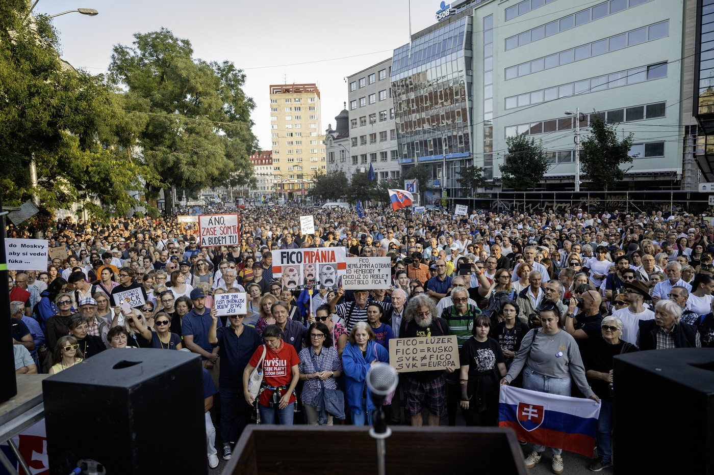 „Fico la închisoare”. Mii de manifestanţi au cerut demisia prim-ministrului naţionalist al Slovaciei. GALERIE FOTO